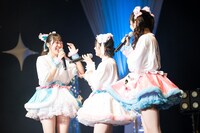 何度も練習したタイトルコールを間違えた蔀祐佳（左）。