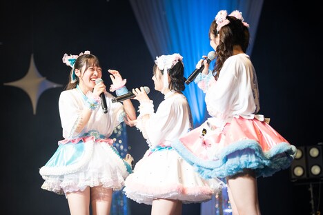 何度も練習したタイトルコールを間違えた蔀祐佳（左）。