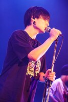 「若者のすべて」を歌う石原慎也（Vo, G / Saucy Dog）。（撮影：森好弘）