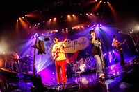 「若者のすべて」をセッションするフジファブリックと石原慎也（Vo, G / Saucy Dog）。（撮影：森好弘）