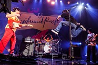 「若者のすべて」をセッションするフジファブリックと石原慎也（Vo, G / Saucy Dog）。（撮影：森好弘）