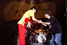 山内総一郎（Vo, G / フジファブリック）と石原慎也（Vo, G / Saucy Dog）。（撮影：森好弘）