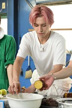 さつまいもをつぶすタカシ。