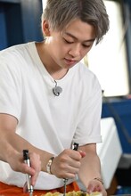 さつまいもをつぶすシューヤ。