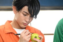 りんごにゾウの名前を彫り入れるハル。