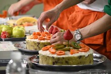 ケーキを飾り付けるタクヤ。