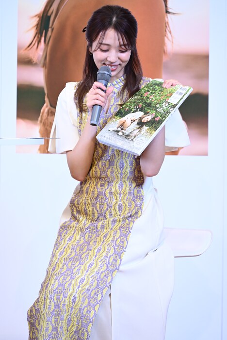 「意外性」の通常版裏表紙について語る小林由依（櫻坂46）。