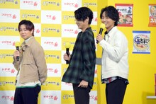 左から北山宏光、パネルが登場する瞬間に踊り出した横尾渉、それを面白がる藤ヶ谷太輔。