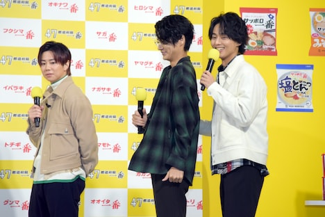 左から北山宏光、パネルが登場する瞬間に踊り出した横尾渉、それを面白がる藤ヶ谷太輔。