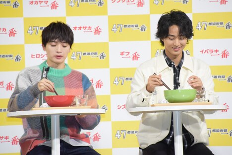 ラーメンを試食する玉森裕太と藤ヶ谷太輔。