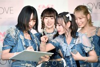 フリップにペンを走らせる野口衣織と、何かを助言する齊藤なぎさ。