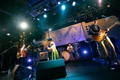 インナージャーニーが初ライブの地に帰還、バンドの矜持を示した結成3年記念公演