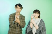 編集部のリクエストに応え、「＆ハート（エンハート）」のポーズを取ってくれたSoma Gendaと土岐麻子。