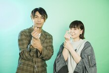 編集部のリクエストに応え、「＆ハート（エンハート）」のポーズを取ってくれたSoma Gendaと土岐麻子。