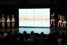 シーホース三河とのコラボプロジェクトの告知が映し出されるSKE48劇場のスクリーン。 (c)2022 Zest, Inc.