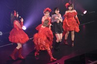 ステージ上で新井ひとみに求婚する日向ハル。