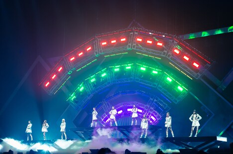 「NiziU Live with U 2022 “Light it Up”」ファイナル公演の様子。（撮影：田中聖太郎）