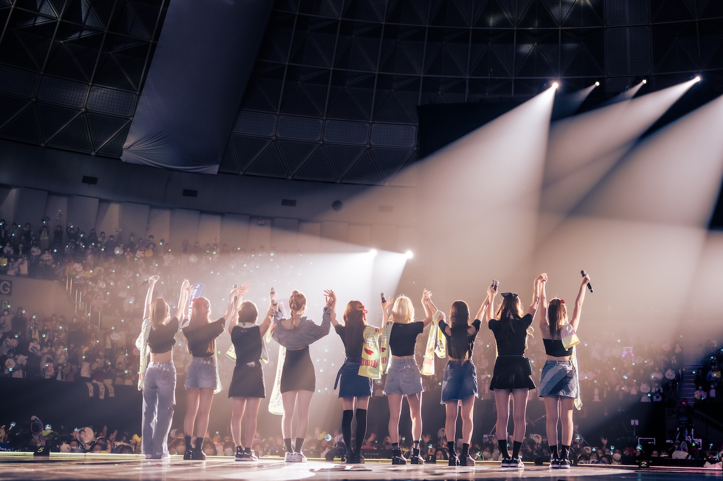 「NiziU Live with U 2022 “Light it Up”」ファイナル公演の様子。（撮影：田中聖太郎）