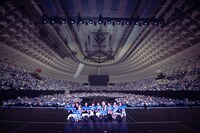 「NiziU Live with U 2022 “Light it Up”」ファイナル公演の様子。（撮影：田中聖太郎）