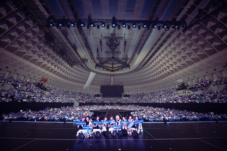 「NiziU Live with U 2022 “Light it Up”」ファイナル公演の様子。（撮影：田中聖太郎）