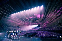 「NiziU Live with U 2022 “Light it Up”」ファイナル公演の様子。（撮影：田中聖太郎）