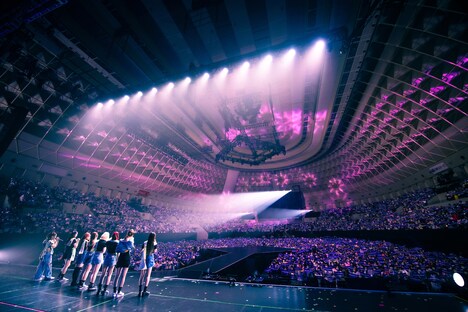 「NiziU Live with U 2022 “Light it Up”」ファイナル公演の様子。（撮影：田中聖太郎）