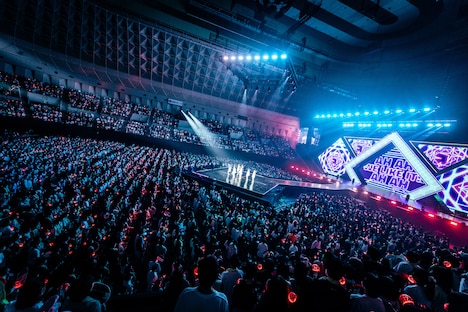 「NiziU Live with U 2022 “Light it Up”」ファイナル公演の様子。（撮影：田中聖太郎）