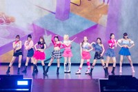 「NiziU Live with U 2022 “Light it Up”」ファイナル公演の様子。（撮影：田中聖太郎）