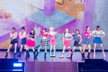 「NiziU Live with U 2022 “Light it Up”」ファイナル公演の様子。（撮影：田中聖太郎）