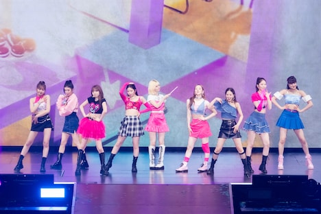 「NiziU Live with U 2022 “Light it Up”」ファイナル公演の様子。（撮影：田中聖太郎）