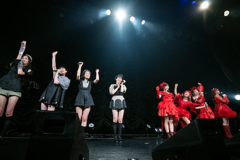 「東京のダンス！」と声を合わせる女子流とフィロのス。