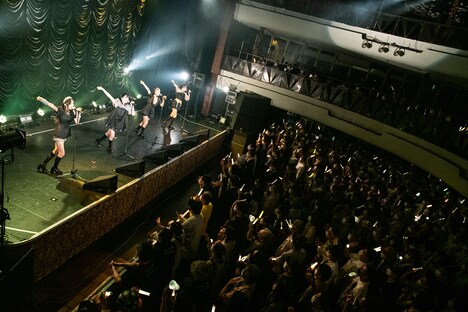 「ヒマワリと星屑」を歌う東京女子流。