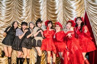 東京女子流（左）とフィロソフィーのダンス（右）。