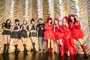 DJ新井俊也（中央）を囲む東京女子流（左）とフィロソフィーのダンス（右）。