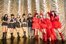 DJ新井俊也（中央）を囲む東京女子流（左）とフィロソフィーのダンス（右）。