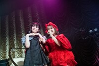 “運命の人”新井ひとみ（左）の登場に喜びを隠せない日向ハル（右）。