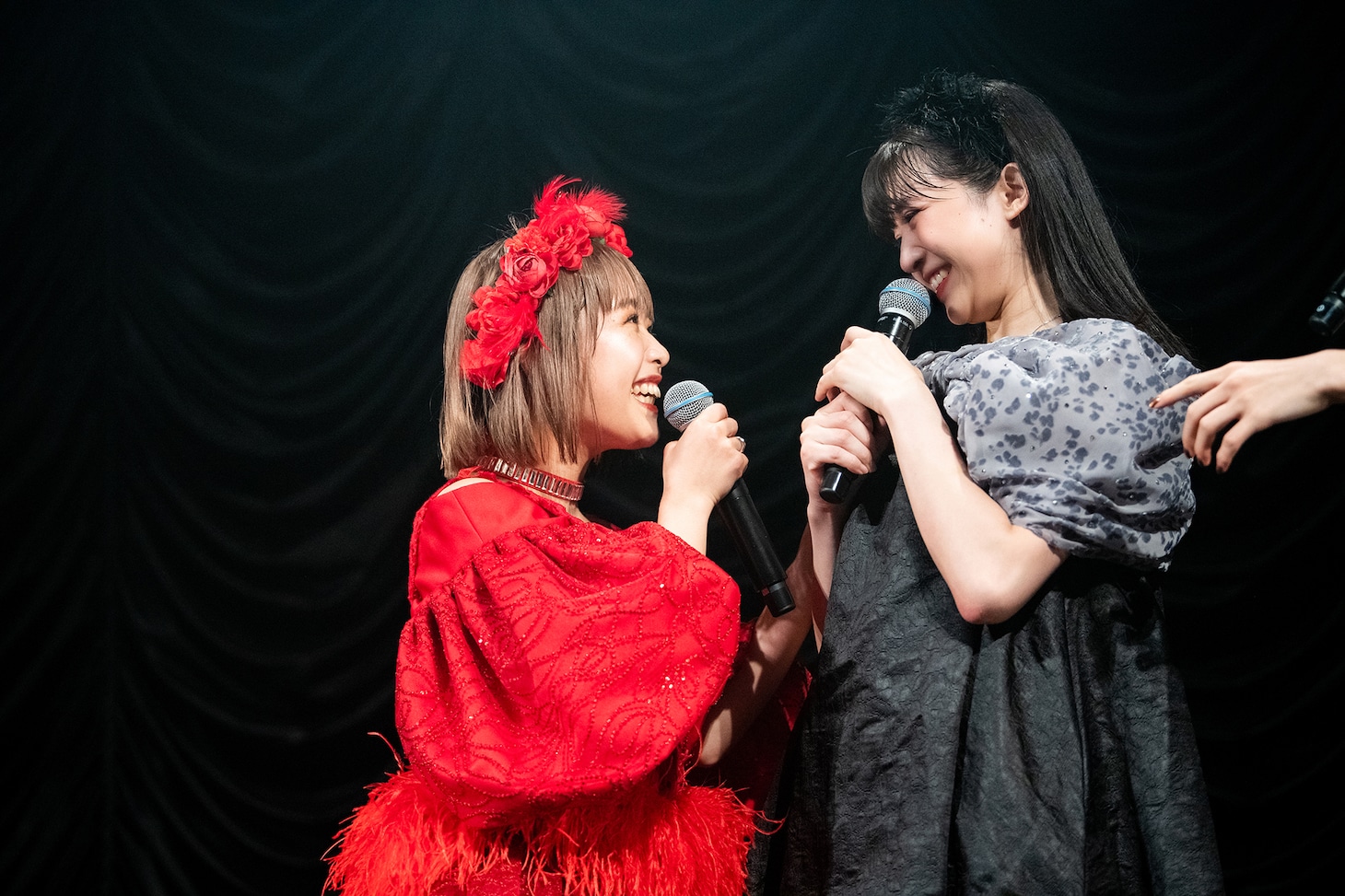 懲りずに詰め寄る日向ハル（左）と笑顔で応じる新井ひとみ（右）。