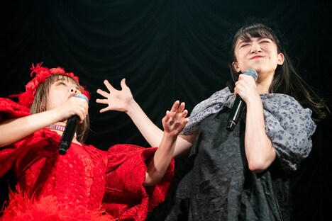 新井ひとみ（右）に2度フられる日向ハル（左）。