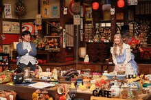 左から劇団ひとり、きゃりーぱみゅぱみゅ。(c)TBS