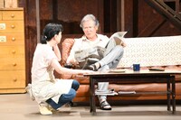 左から坂井真紀、西岡徳馬。