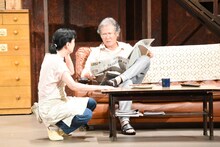 左から坂井真紀、西岡徳馬。