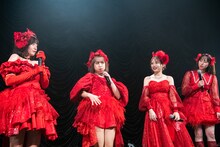 新井ひとみのかわいい怒り方を再現する日向ハル（左から2番目）。