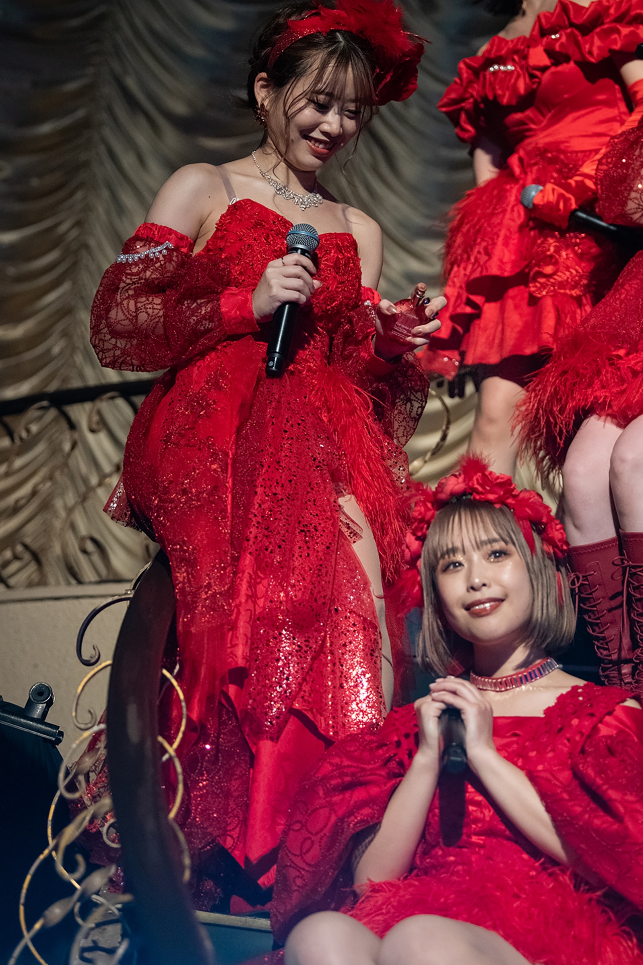 日向ハル（下）に香水を振りかける奥津マリリ（上）。