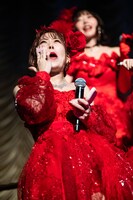 厚化粧する奥津マリリ。