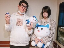 左から真部脩一、 あの。