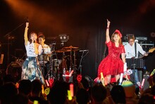 飯窪春菜（左）と藤本美貴（右）。