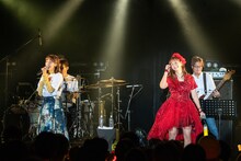 飯窪春菜（左）と藤本美貴（右）。