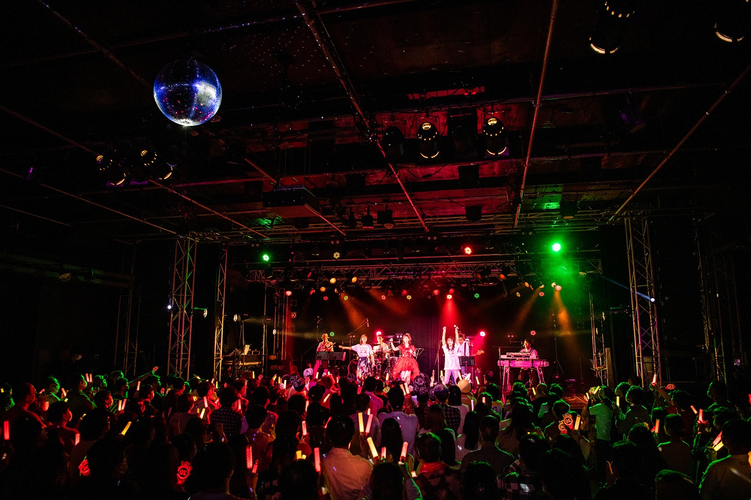「藤本美貴20周年記念！大感謝ライブ！～ミキティアイドルやります！秋の大集会！～AGAIN!!!!!また来てね～】」の様子。