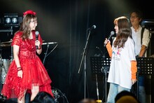 藤本美貴（左）と工藤遥（右）。