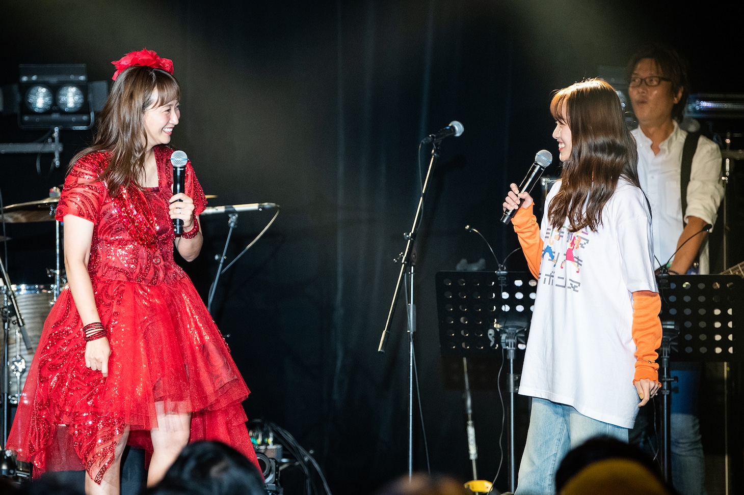藤本美貴（左）と工藤遥（右）。